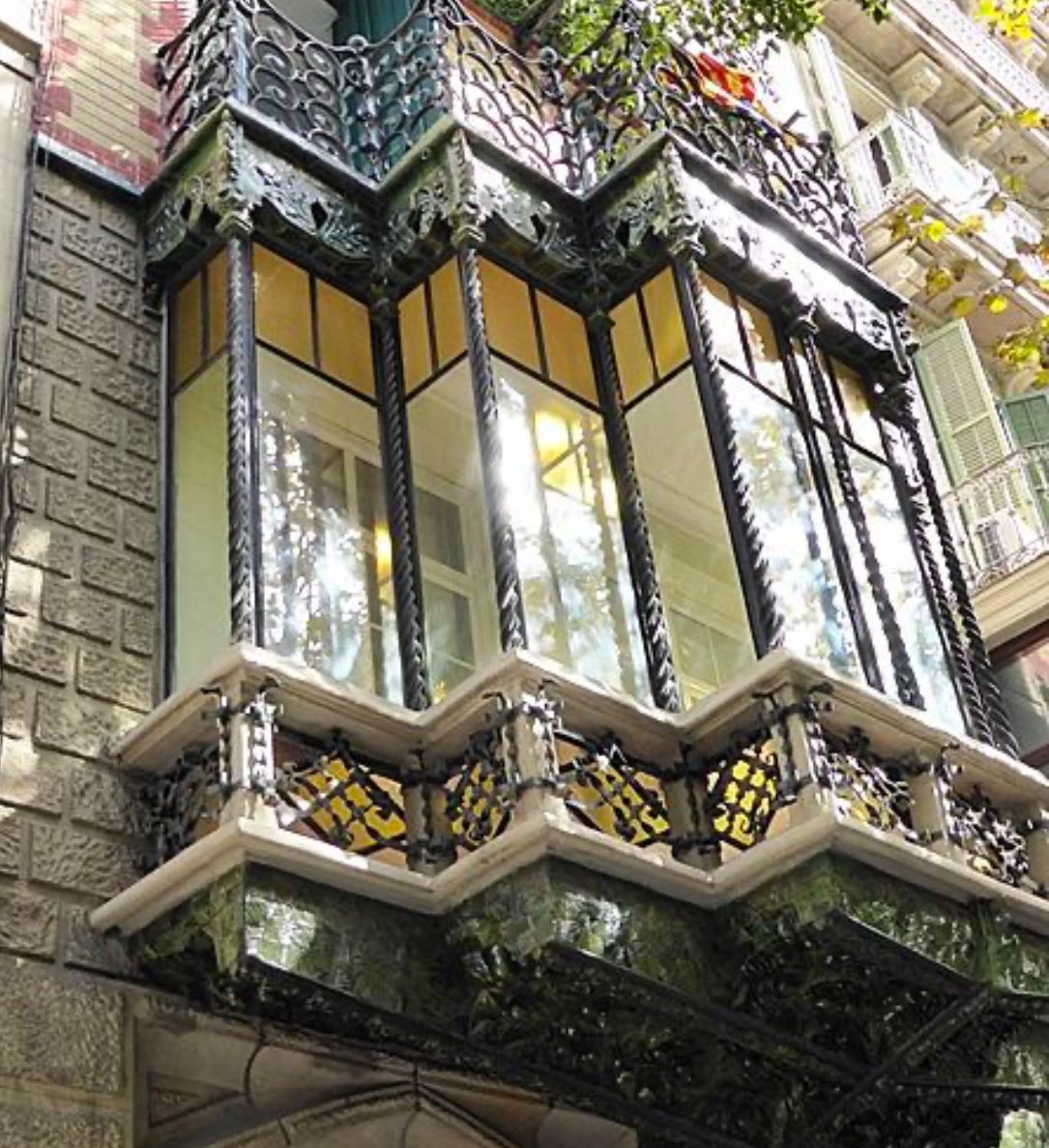 neusparce's tweet image. Em declaro una total enamorada de l’Eixample de Barcelona. Sempre descobreixes una nova meravella quan hi passeges amb la mirada enlaire. 
@sempre_mariner 
#barcelonamodernista