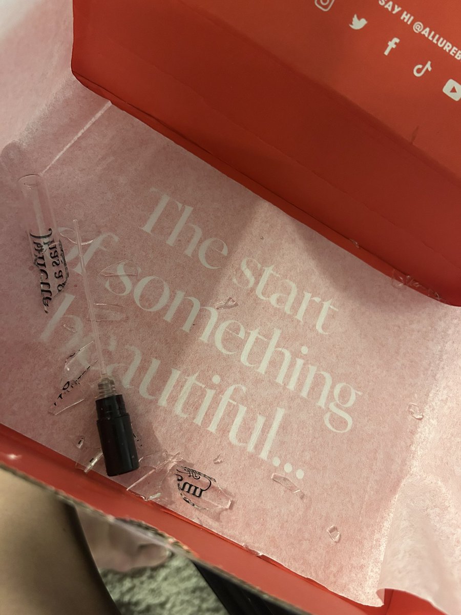 MarinaFayer's tweet photo. @allurebeautybox - does anyone ever respond when items in your beauty box arrive broken?? #CustomerServiceFail #CustomerSupport ? https://t.co/naJ1YJRjkh