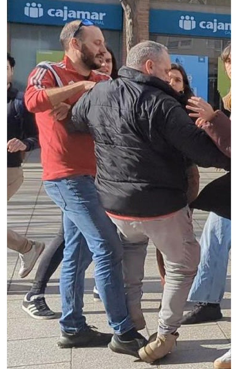 MainatJM's tweet photo. Alguns de la CUP tenen una tècnica molt depurada per reduir la gent gran.
Concretament aquests de les fotos fan un tuf de piolins que tira d'esquena.
Queda algú a la CUP que no sigui un infiltrat? https://t.co/DwUANQIvZr