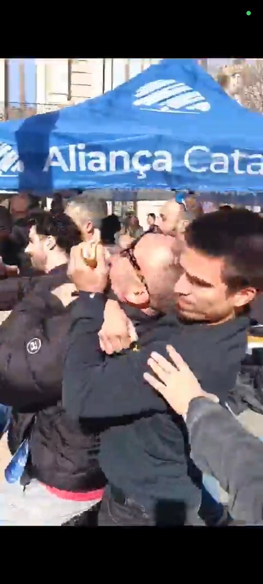 MainatJM's tweet photo. Alguns de la CUP tenen una tècnica molt depurada per reduir la gent gran.
Concretament aquests de les fotos fan un tuf de piolins que tira d'esquena.
Queda algú a la CUP que no sigui un infiltrat? https://t.co/DwUANQIvZr