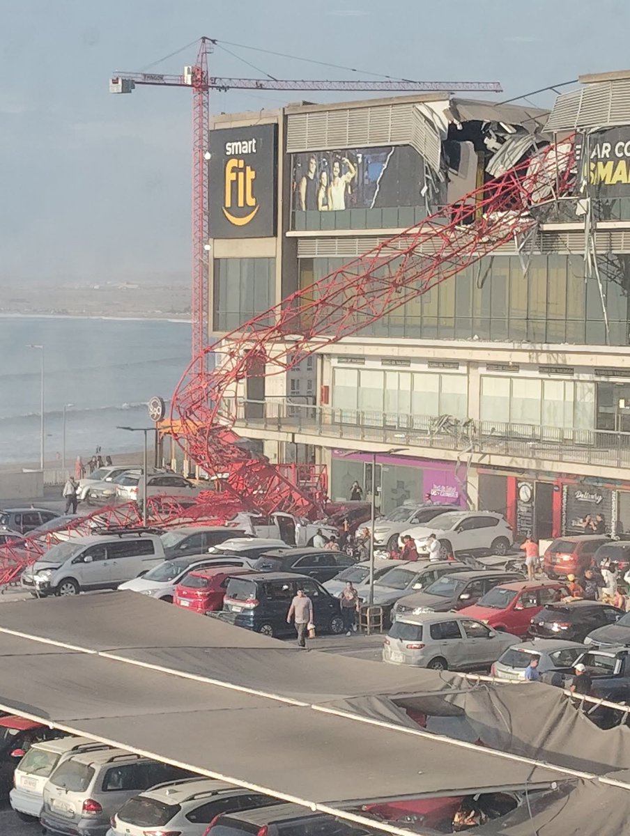 arica_es_bacan's tweet photo. 🚨Emergencia en el Costanera Center frente al mall #Arica
Grua de construcción cae sobre Smart Fit. 🏗️
Noticias en desarrollo https://t.co/AkDMP7XrH6