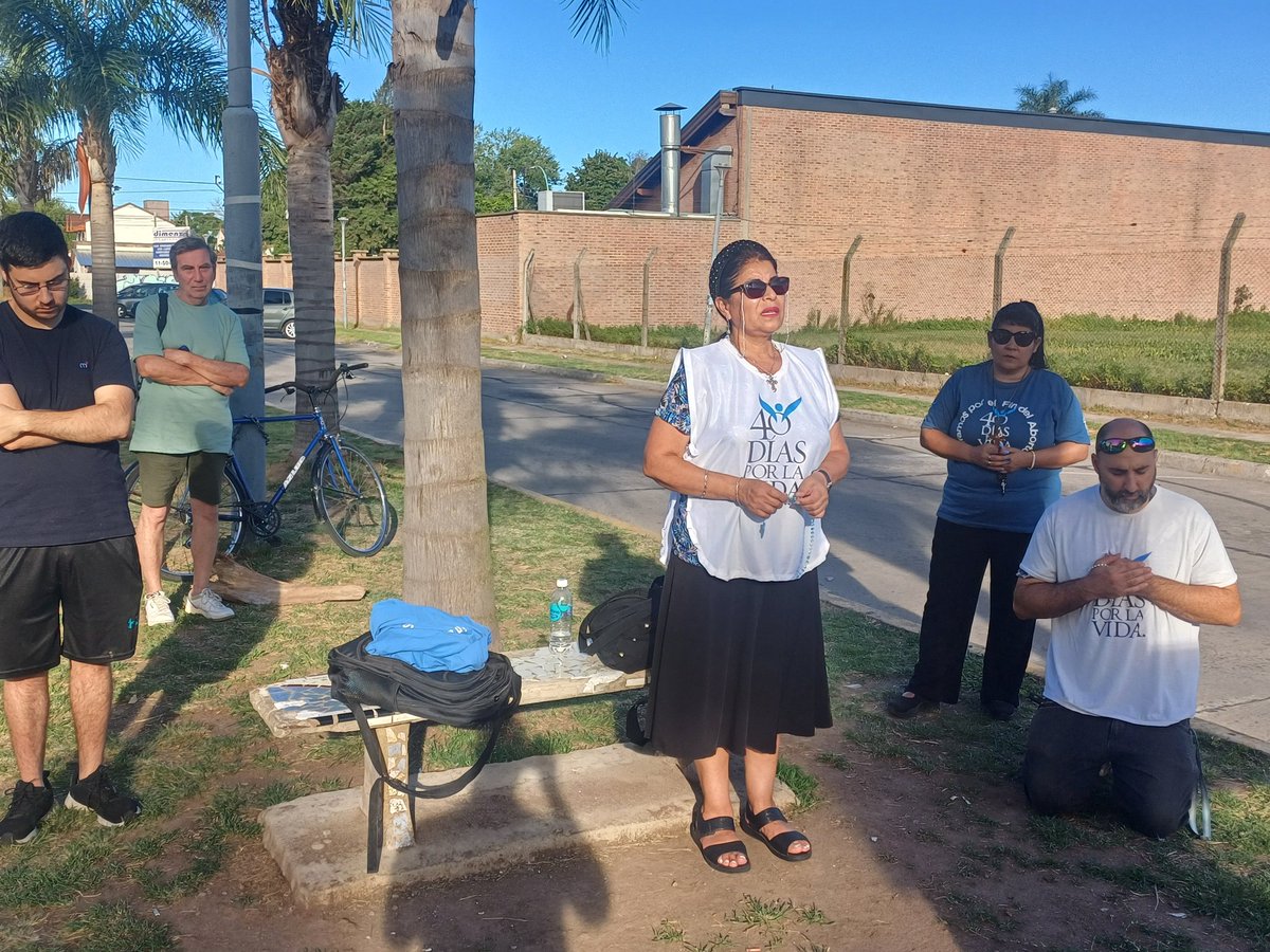 Surporlas2vidas's tweet photo. Jornada de oracion por el fin del aborto frente al Hospital Evita Pueblo.
#ProLife
#ProVidas
#Aborto
#40DíasPorLaVida https://t.co/AE2s7hjEm6
