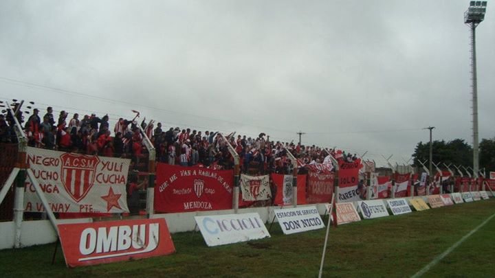 La gente de San Martín en Santa Fé, ante Sportivo Las Parejas.