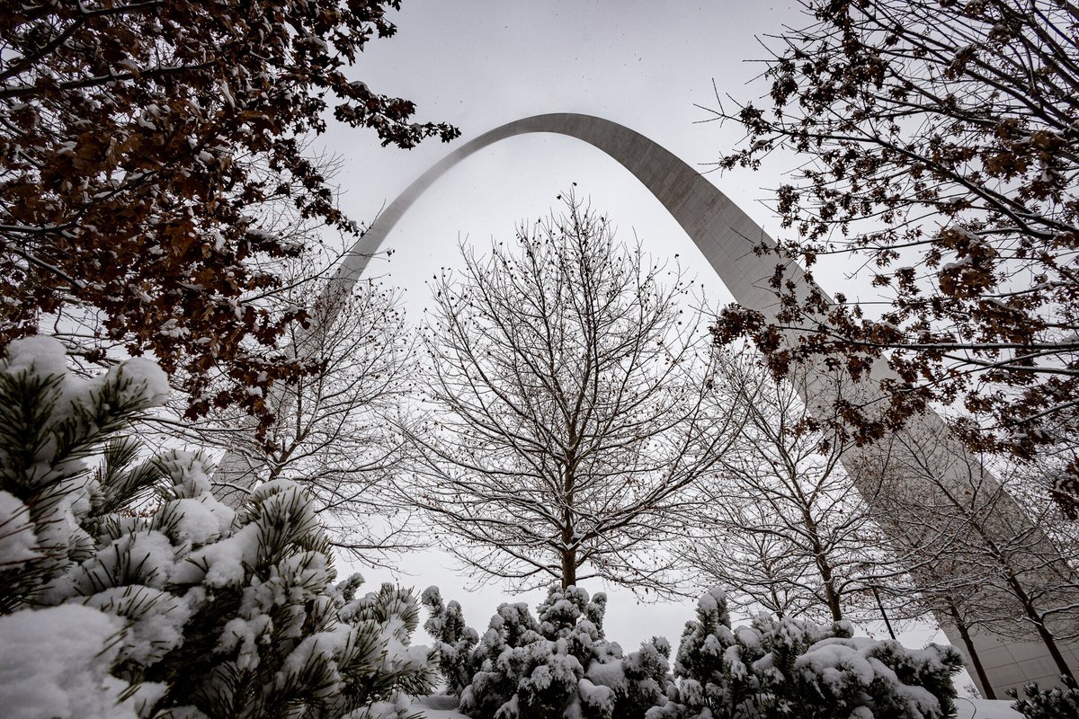 GatewayArchSTL's tweet photo. You know, I think I'm actually gonna miss the snow... https://t.co/IJlPlaCNGj