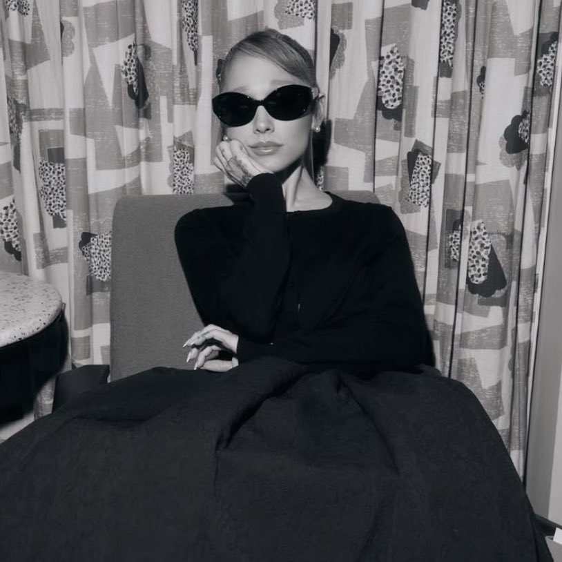 hourly ariana tweet media