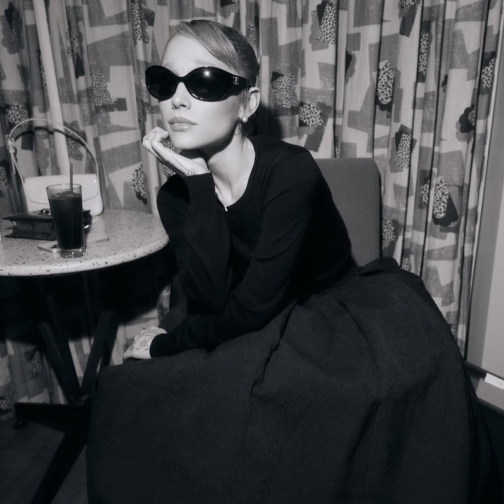 hourly ariana tweet media