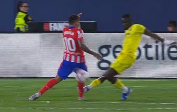IvaanBlanco26's tweet photo. - El pisotón de Ruibal a Courtois no fue penalti porque antes había tocado balón.

- El pisotón de Aramburu a Courtois sí fue penalti aunque antes había tocado balón.

- El pisotón de Bailly a Correa no fue penalti porque antes había tocado balón.

- La entrada de Mario Martín a Bellingham sí ha sido penalti aunque antes había tocado balón.

¿POR QUÉ ESTOS DIFERENTES CRITERIOS?