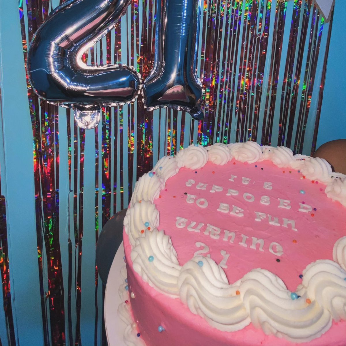 Olvidé subir fotito de la torta de mi cumpleaños 🙂‍↕️ la sigo amando