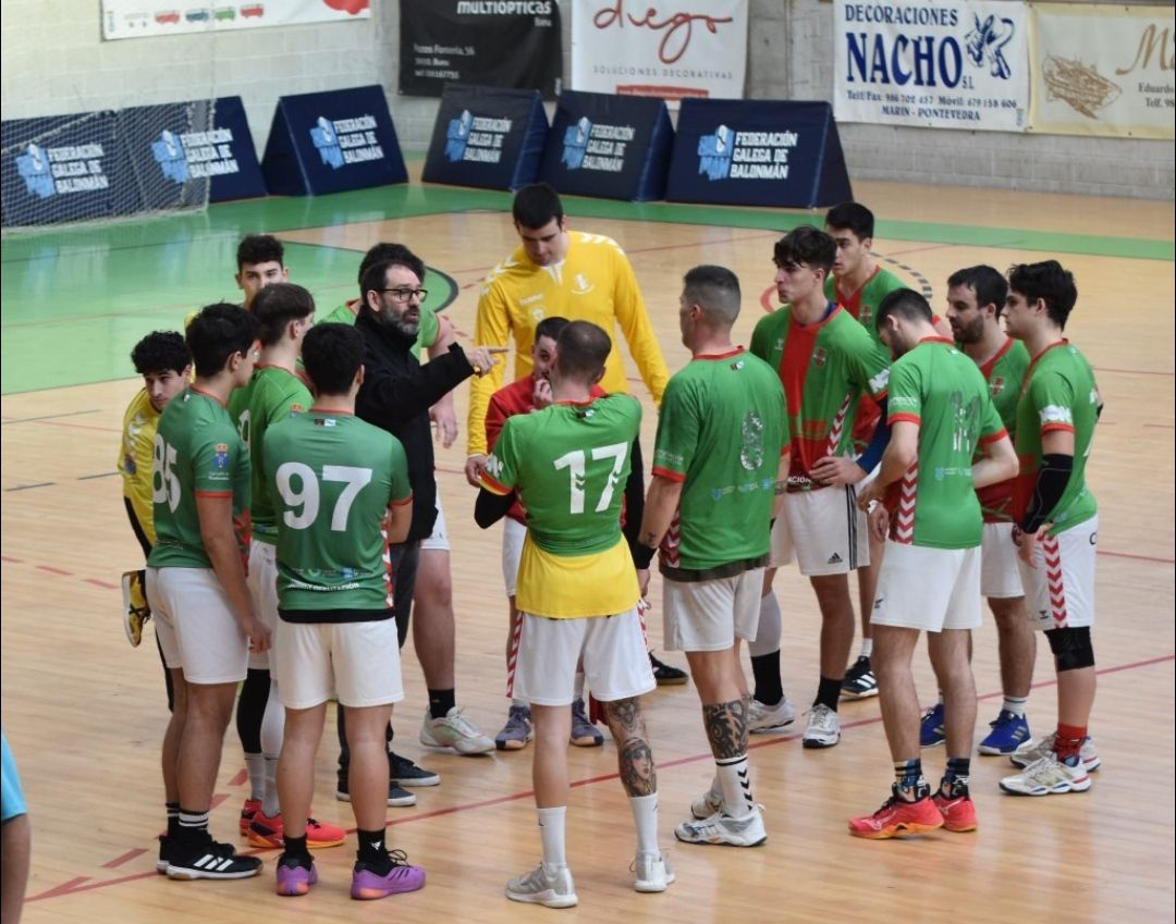 CB_ChapelaWeb's tweet photo. Empate do senior masculino (32-32) ante o Novás. Escapou a vitoria ó final, nun encontro onde sempre fomos por riba no marcador. Seguimos pelexando por acadar o obxectivo. Imos rapaces, xuntos conseguirémolo!!! 
#imoschapela #vermelloeverde #sonolasetta https://t.co/J9TTfHNcCn