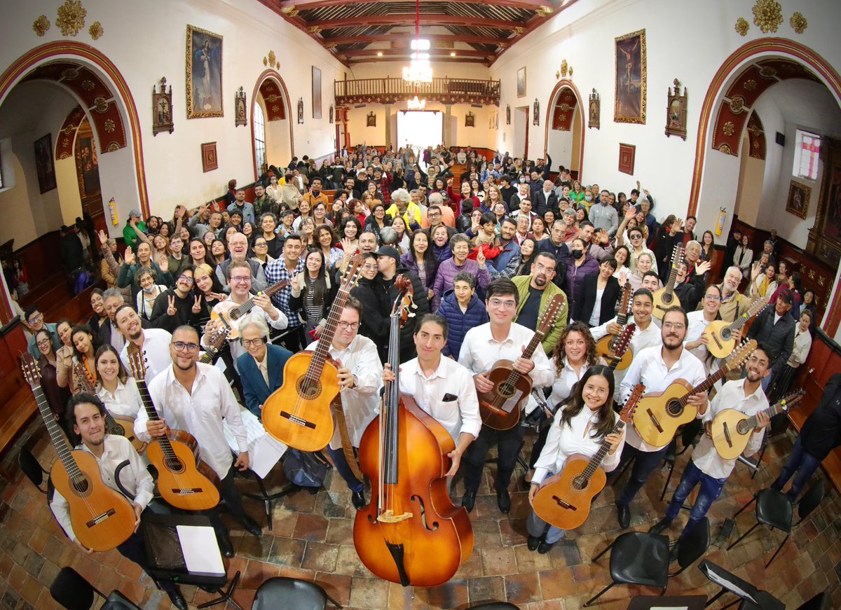Hace un rato no más, en concierto #CuartoFestivalFilarmónicoLaCandelaria con la #FilarmónicaDeMúsicaColombiana de la <a href="/filarmonibogota/">Orquesta Filarmónica de Bogotá</a> <a href="/davidgarciarod/">David García</a> <a href="/josearry/">José A. Arroyo</a> <a href="/CCarminaGallo/">CorpCarminaGallo</a> <a href="/santitrujillo8/">Santiago Trujillo</a>