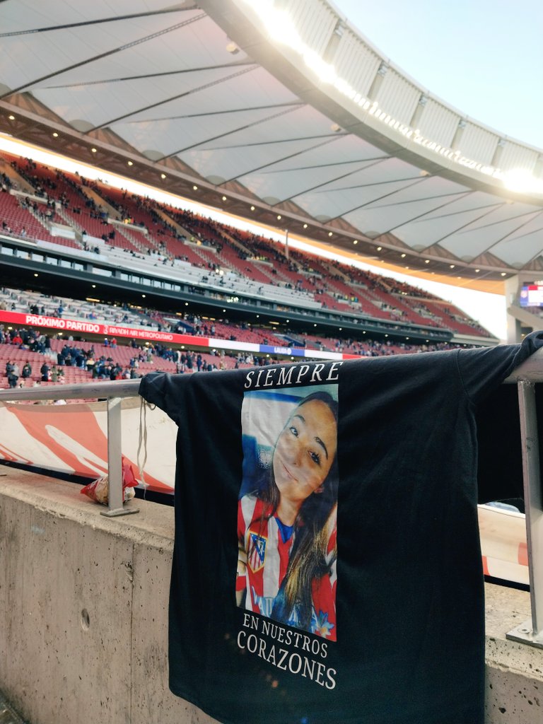 Adictosatmp13's tweet photo. Hoy no ha sido un partido más, ha sido un partido muy importante para María y su familia, que gracias al @Atleti ha podido ver el partido desde el palco y ha podido tener su pequeño homenaje en el Metropolitano.

Fuerte la voz desde el tercer anfiteatro María

GRACIAS @Atleti https://t.co/HCegE4RX0r