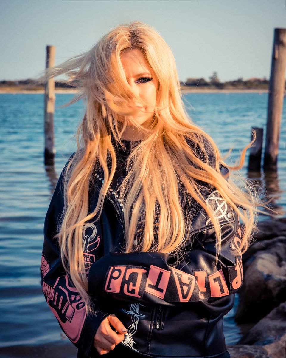 tracklist's tweet photo. 🚨 AVRIL LAVIGNE FARÁ SHOW NO BRASIL!

O jornalista José Norberto Flesch confirmou a vinda da cantora ao Brasil entre agosto e setembro de 2025. https://t.co/LZh7pJHrIU