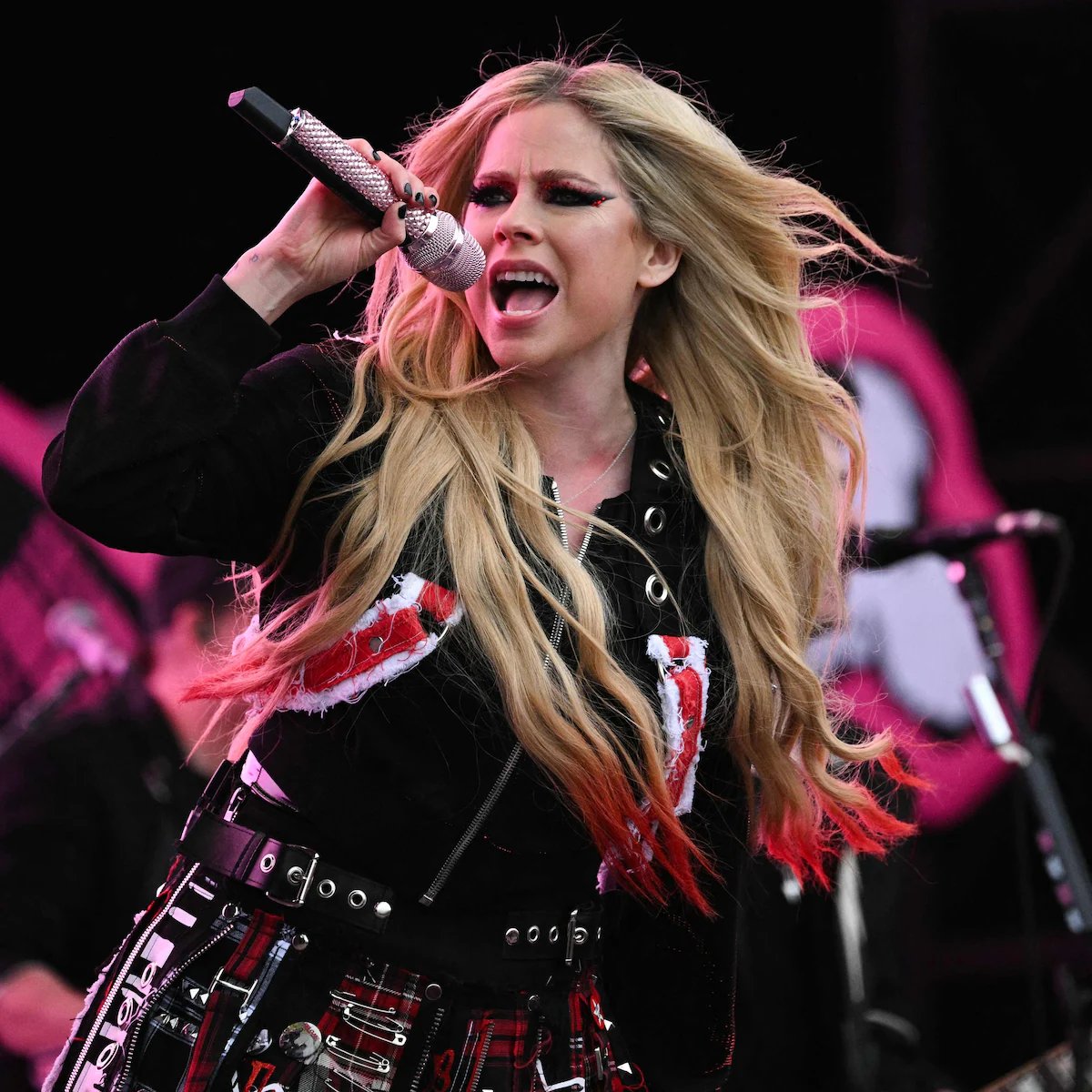 igorogh's tweet photo. 🚨  AVRIL LAVIGNE NO BRASIL! 🇧🇷  Nossa Rainha do Pop-Punk retorna ao brasil entre agosto/setembro, de acordo com o jornalista @jnflesch. 🎸✨ https://t.co/8sAYkUc2iU