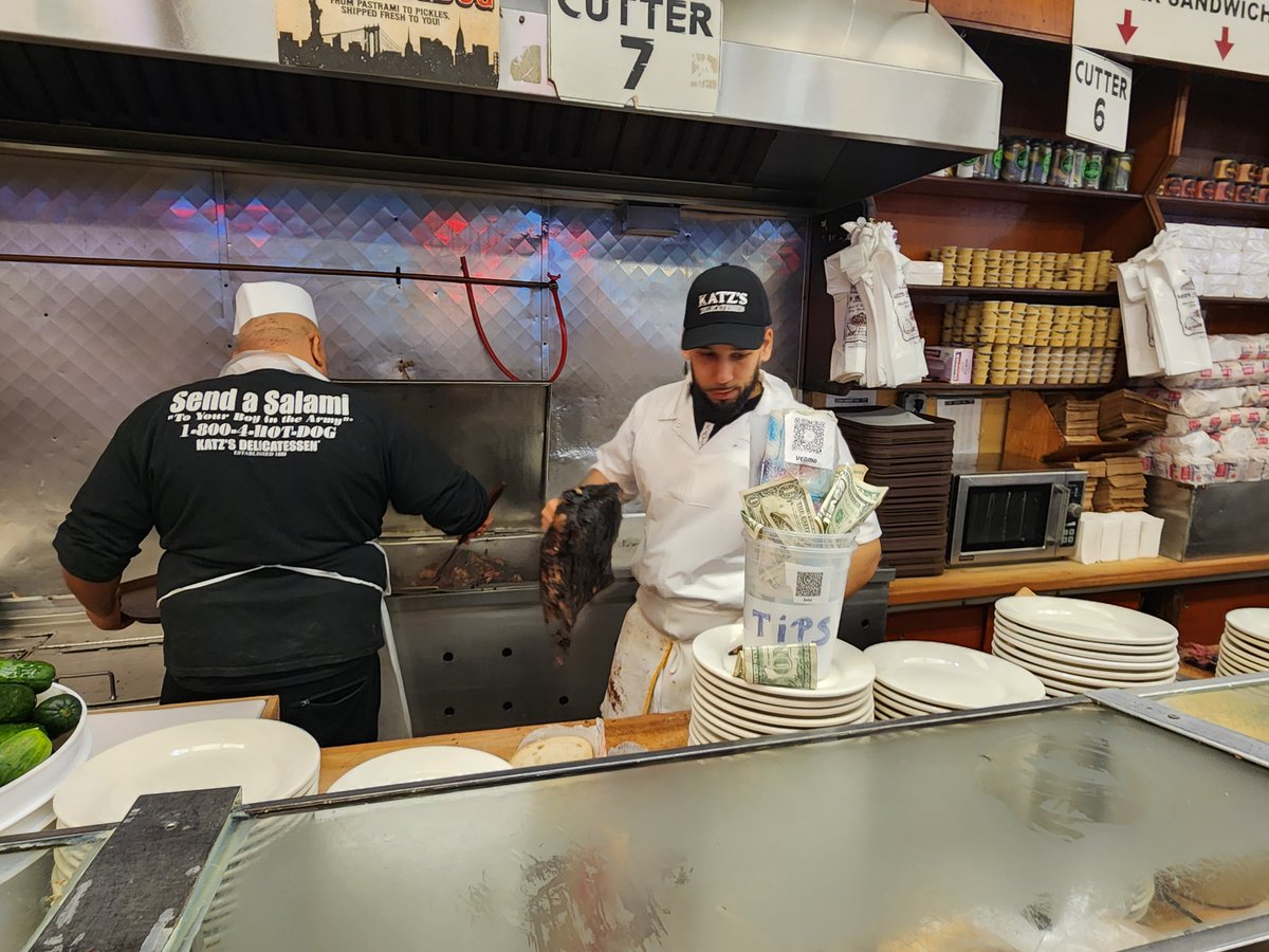 Treeboy2022's tweet image. Katz's Delicatessen, 한번 가볼만한 샌드위치가게. 아침에 가면 사람도 없고 조용하다. 한번 먹으면 느끼해서 한달정도 생각이 안난다. ㅎㅎㅎ