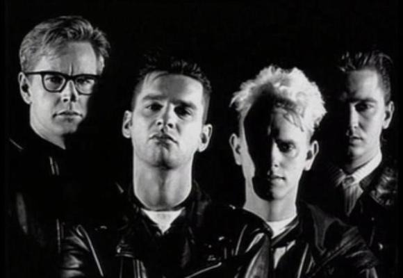 ThatEricAlper's tweet photo. In 1990, Depeche Mode was forced by the Los Angeles police department to evacuate The Warehouse record signing event to promote Violator.
The store held 150 people.
19,000 people showed up. https://t.co/Mv8qnaDYCJ