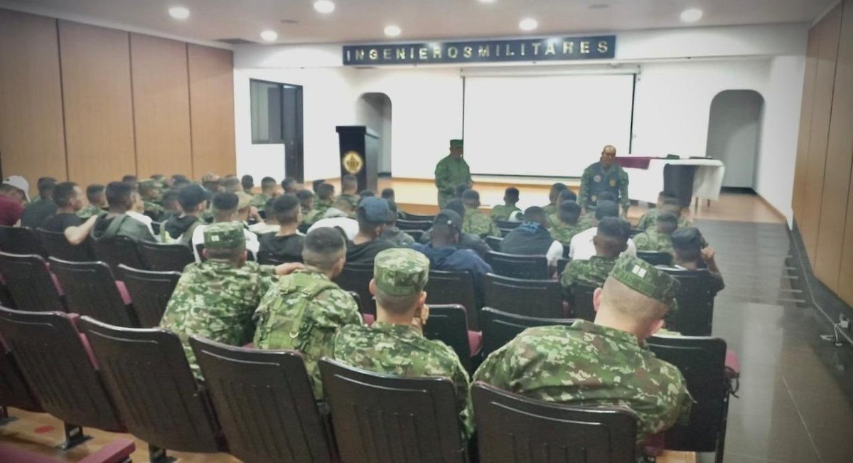 Ejercito_Div5's tweet photo. El bienestar de nuestros hombres es clave para cumplir la misión. El Sargento Mayor del Batallón de Ingenieros N.º 13 Antonio Baraya de la #Brigada13 y la sección de preservación trabajan para fortalecer la salud mental de nuestros soldados y brindarles las herramientas necesarias para un entorno laboral seguro. 

#FamiliaMilitar