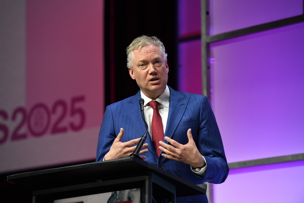 During one of many late-breaking sessions at #STS2025, Michael Bowdish, MD, presented on the impact of valve choice (mechanical vs. bioprosthetic) on long-term survival for patients &lt;60, using data from the STS Adult Cardiac Surgery Database. ow.ly/sfVC50UKxT1