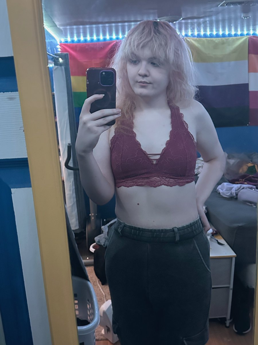 feel kinda pretty maybe 🥺👉👈