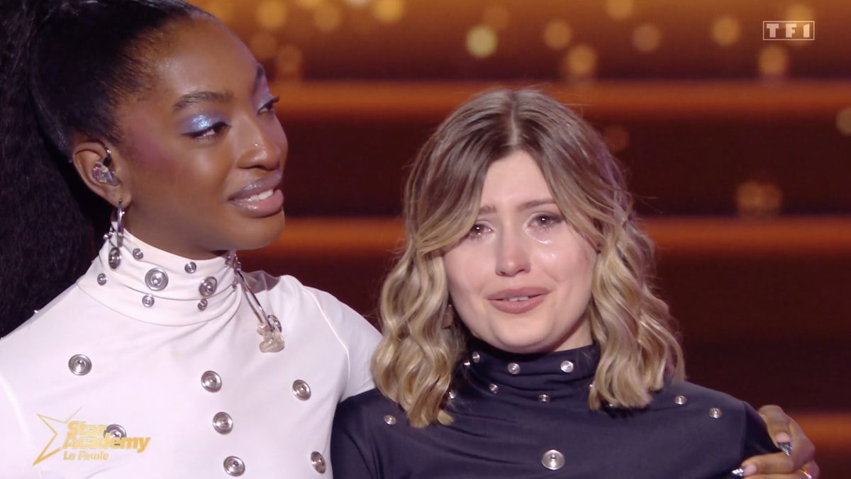 montoptv's tweet photo. Marine, très émue d'avoir gagné, tiens aussi une pensée pour Ebony ses premiers mots : "Je voulais dire aussi qu'Ebony méritait de gagner, j'aimerai bien le couper [le trophée] en deux pour lui donner la moitier, Merci !" https://t.co/ckExoISKrR