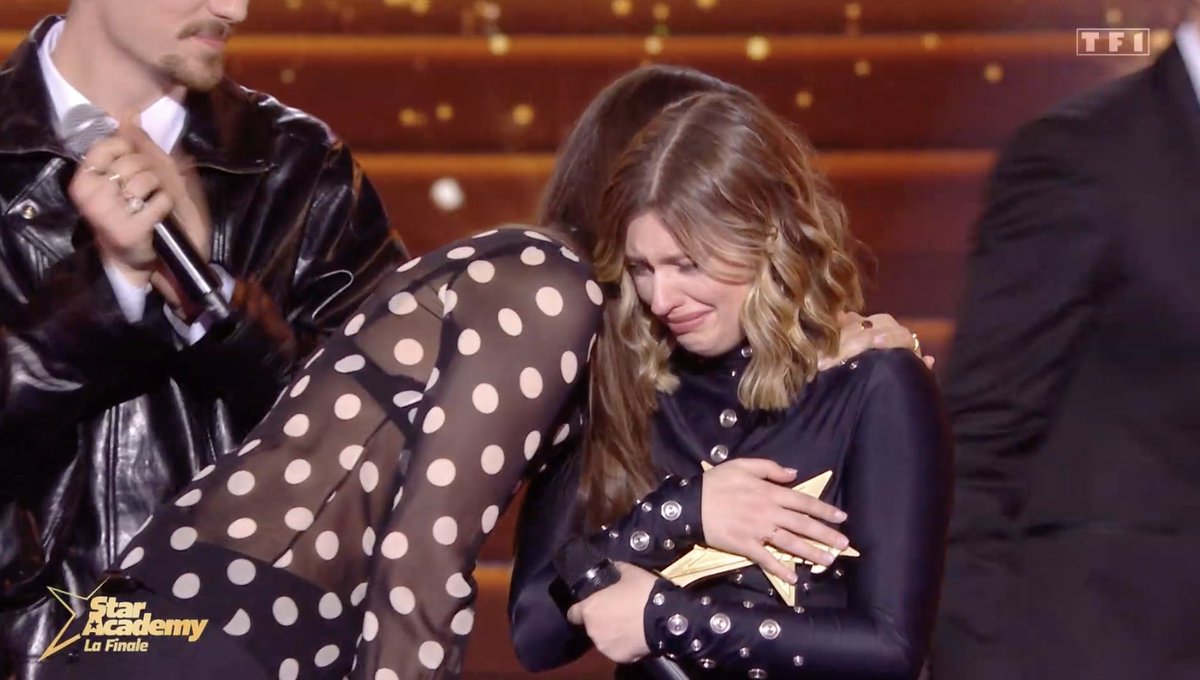 montoptv's tweet photo. Marine, très émue d'avoir gagné, tiens aussi une pensée pour Ebony ses premiers mots : "Je voulais dire aussi qu'Ebony méritait de gagner, j'aimerai bien le couper [le trophée] en deux pour lui donner la moitier, Merci !" https://t.co/ckExoISKrR