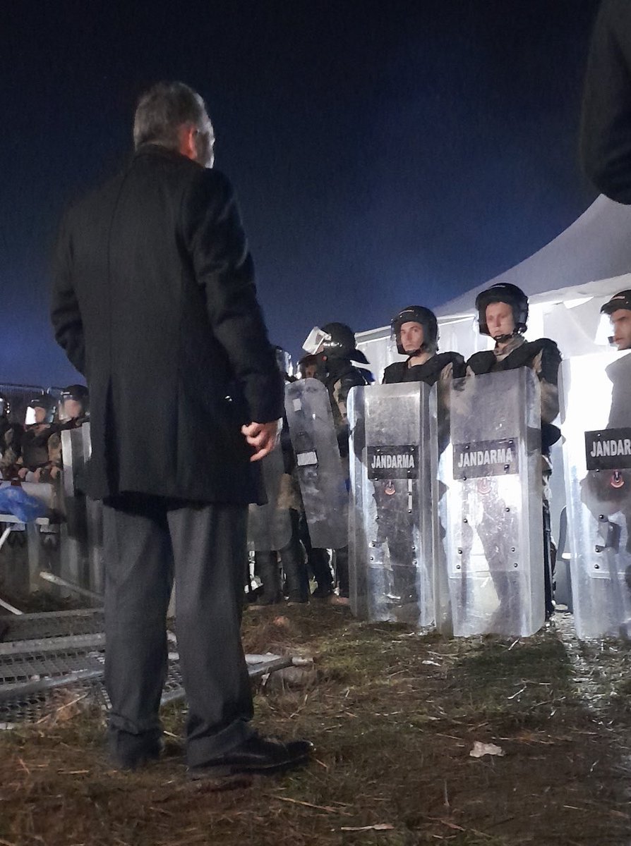 Alidincercolak's tweet photo. Çadırımızı sökmek için gelen Jandarma personeli tıpkı bizim gibi bu vatanın kavruk çocuklarıydı.

Bizi hep polisle/jandarmayla karşı karşıya getiren arka plandaki azmettiriciler ise vatan evlatlarını birbirine düşürmek için her türlü tezgahı kuranlardır.

Yıllardır bize boyun eğdirmek için yapmadığınız hile, kurmadığınız tuzak, oynamadığınız oyun kalmadı. 

Hep sinsice, hep kurnazca, hep hilekârca geldiniz üzerimize!

Sayısız kez soruşturma açtınız, gözaltına aldınız, tutukladınız, şimdi de çadırımızı söktünüz!

Hala anlamamış olmanıza şaşırıyorum:

SİZE BOYUN EĞMEYECEĞİZ!

KAHROLSUN İSTİBDAT
YAŞASIN HÜRRİYET!