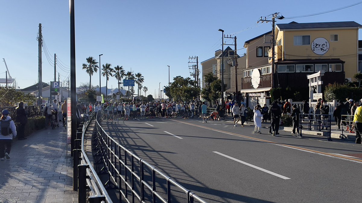 ㊗️湘南藤沢市民マラソン！🌊☀️
最高のマラソン日和に恵まれ、湘南の風を感じながら駆け抜けるランナーたち！🏃‍♂️🏃‍♀️
皆さんの挑戦にエールを送ります💪✨
#湘南藤沢市民マラソン最高 #湘南を走る #松本マラソン