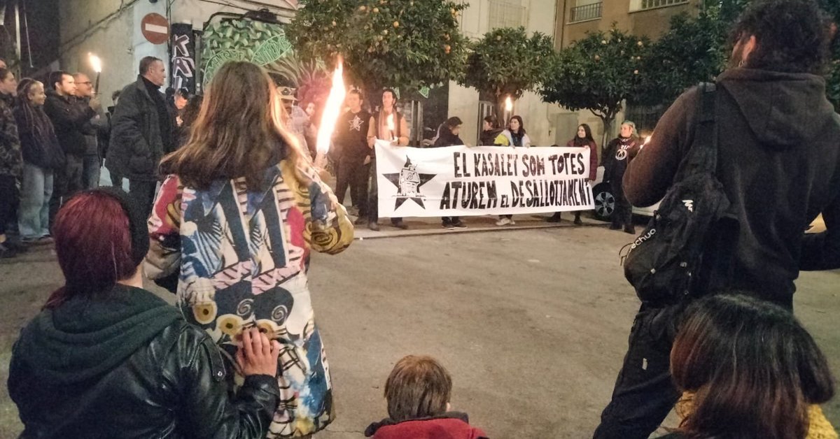 Tot i la forta presència policial, mig miler de persones prenen els carrers de #Terrassa durant la manifestació de suport al #Kasalet i al #Kalitxet.

També s'ha informat que el desallotjament previst pel dimarts 28 de gener ha quedat suspès i aplaçat fins el 25 de març.