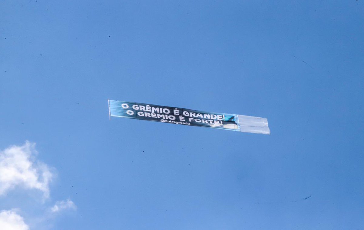 camargofeli's tweet photo. Estava relaxando em Xangri-Lá, olho para o céu e, quando vejo, tem um avião com a frase: “O Grêmio é grande, o Grêmio é forte”. SENSACIONAL!!!! 🤍🇪🇪

Baita ação de marketing, parabéns aos envolvidos! 👏🏻 https://t.co/ieCzv0t2XX