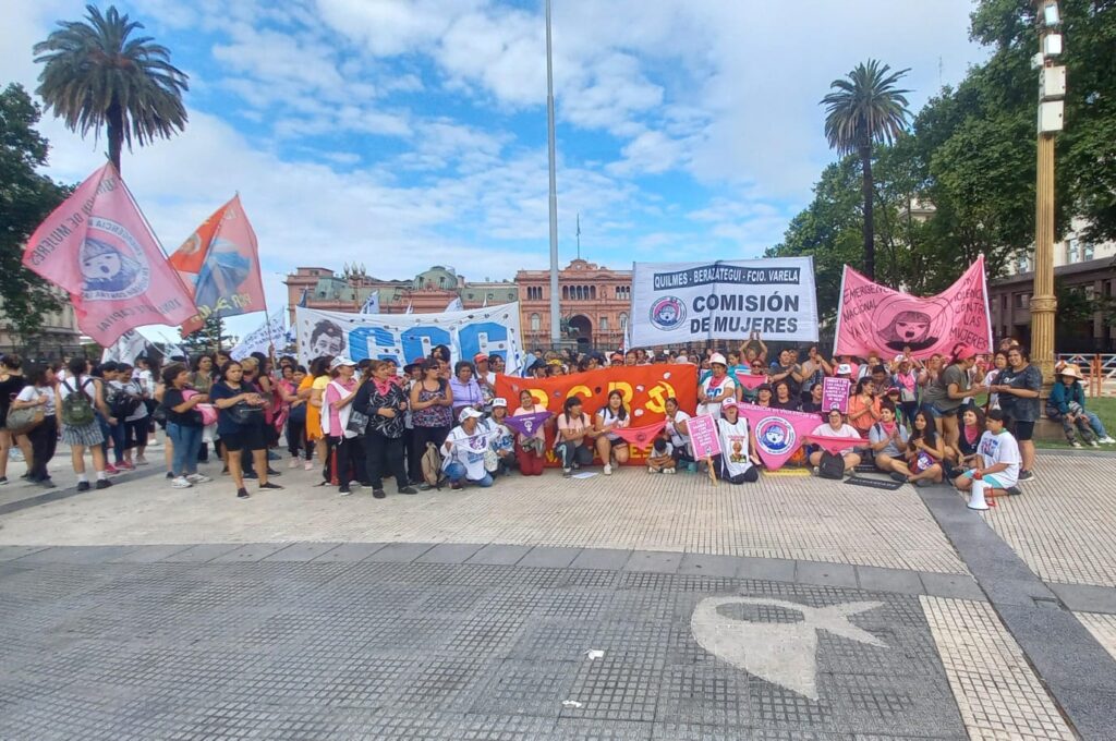 Desde la Corriente un Clasista y Combativa repudiamos los nuevos ataques y el discurso de odio de Milei en el Foro de Davos contra el movimiento de mujeres y diversidades, realizado con argumentos mentirosos y fascistas.
facebook.com/share/p/18Tquw…
