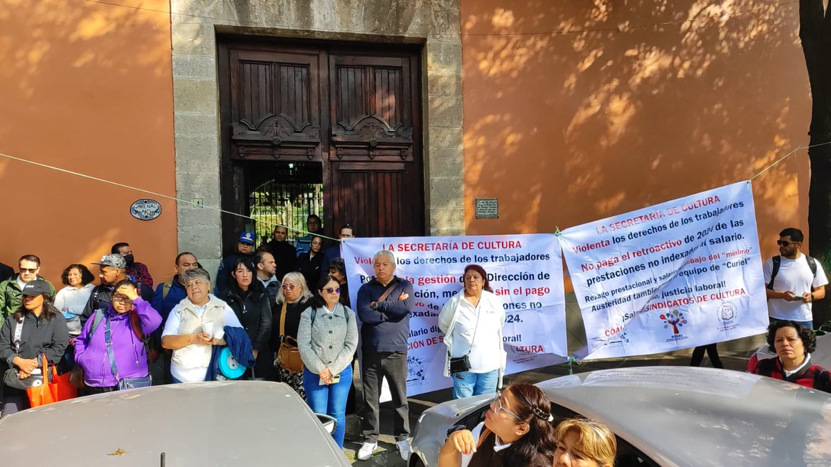 SinacCultura's tweet photo. 🔵 MITIN en oficina de la secretaria de la @cultura_mx @ccurieldeicaza
Ni un paso atrás compañeras y compañeros, Salario digno, justicia laboral.
#SindicatosUnidos #claudiacurieldeicaza #secretariadecultura #sinacenpiedelucha 
#OrgullosamenteSINAC #sinaccontigo https://t.co/AoBKWfh1tD