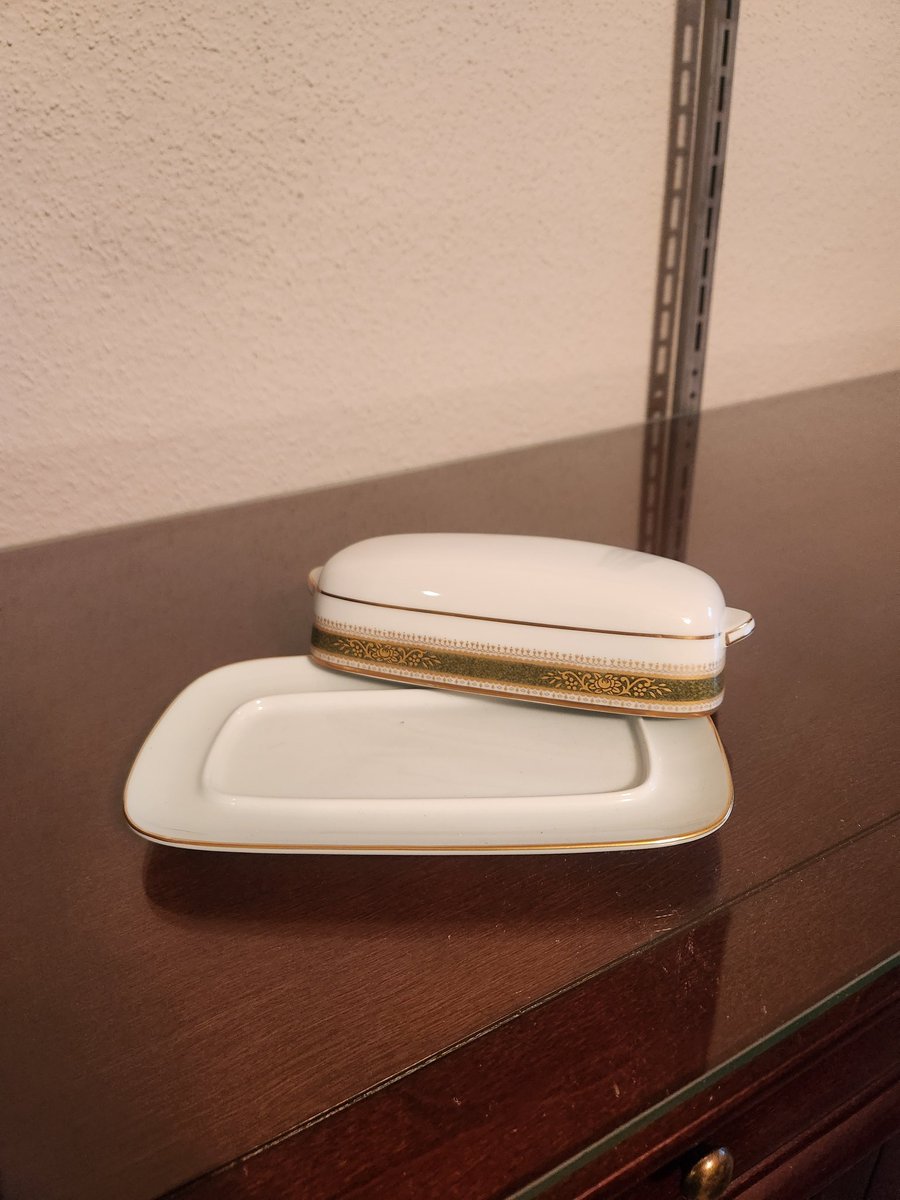 Bondedservant's tweet photo. @rodryanshow Hey Rod, found an antique butter dish. Thought of you. #WishYouWereHere

#HomeroomForLife 
#SockSockShoeShoe 
#DefinitelyAlexSinging https://t.co/Ypi9uwiJyt