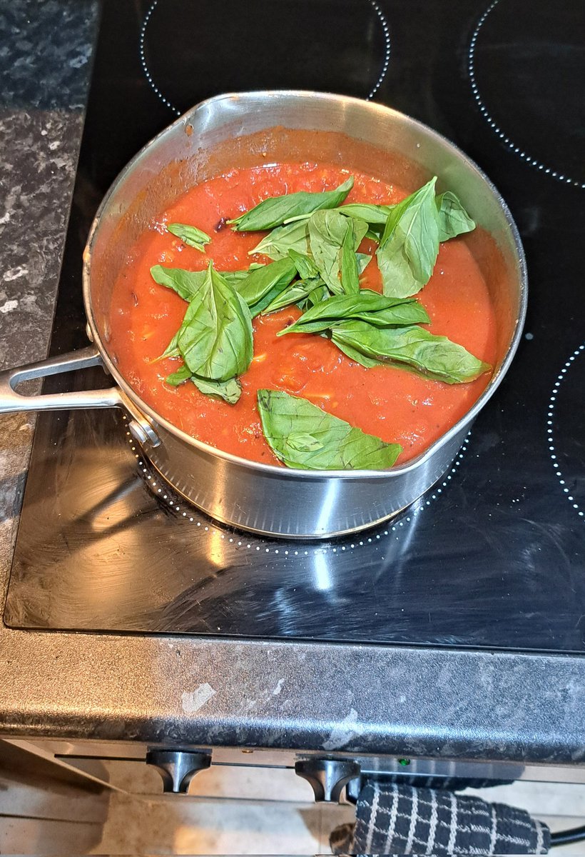 Luse86's tweet photo. Watching Match of the Day and making Tomato Sauce. https://t.co/3iWI31h945
