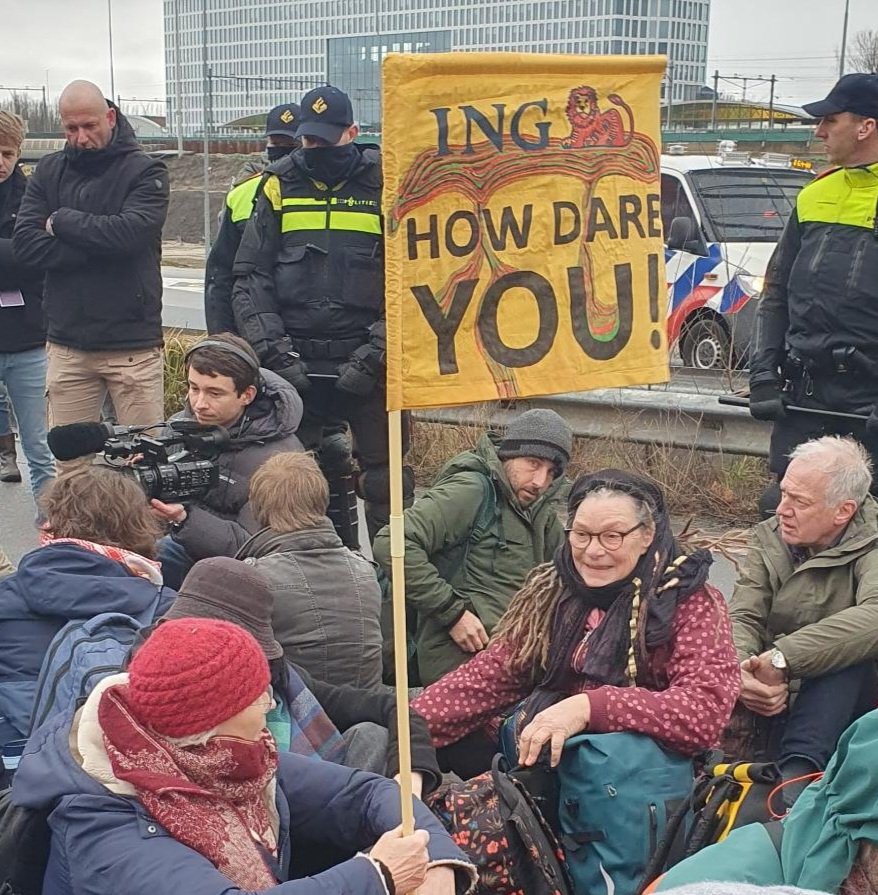 BertvanVondel's tweet photo. Uit welke #instelling hebben ze deze gasten nu weer vandaan gehaald? #A10 #Amsterdam #ExtinctionRebellion #ING https://t.co/4uDDzcor7g
