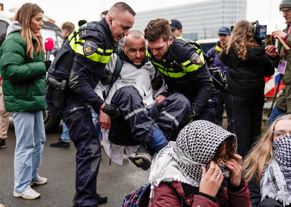 BertvanVondel's tweet photo. Uit welke #instelling hebben ze deze gasten nu weer vandaan gehaald? #A10 #Amsterdam #ExtinctionRebellion #ING https://t.co/4uDDzcor7g