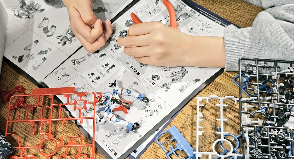 13imi's tweet image. 組み立てろ とガンダムが言っている。