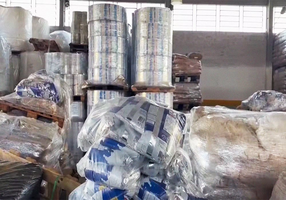 ArmandoInfo's tweet photo. Con un rótulo de letras blancas sobre un óvalo rojo en Venezuela se vende un compuesto de suero de leche con almidones espesantes bajo la marca Tigolac. El hallazgo de su toxicidad obligó a paralizar su venta en Brasil pero en el país no se detiene https://t.co/gq8wWqs1qO https://t.co/e824Gb62PC