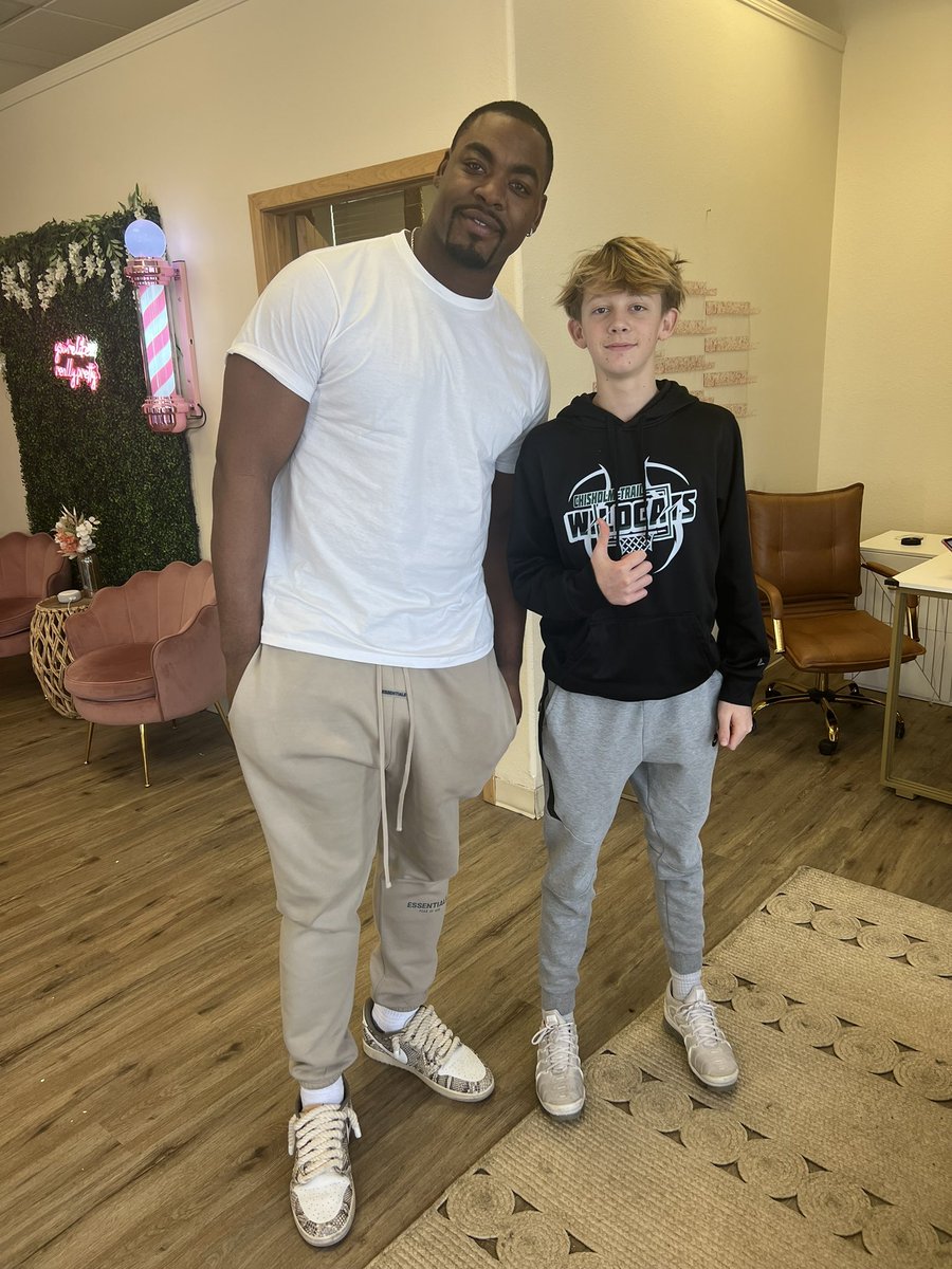 Hair cut ✅and ran into a pretty cool guy! ❤️💛