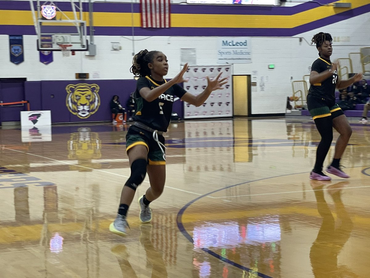 PGH_SCarolina's tweet photo. Grace Christian leads Clarksville Christian 34-24 at the halftime break here at Wilson HS.
Jordan Speller (2027) 10 points and 7 steals at the break.
Florida A&M signee Niah Rhodes leads Clarksville Christian 9 pts
#RoadtoTheChip #PrepGirlsHoops #SwannysRoundballReview https://t.co/zk7oT7DrBW