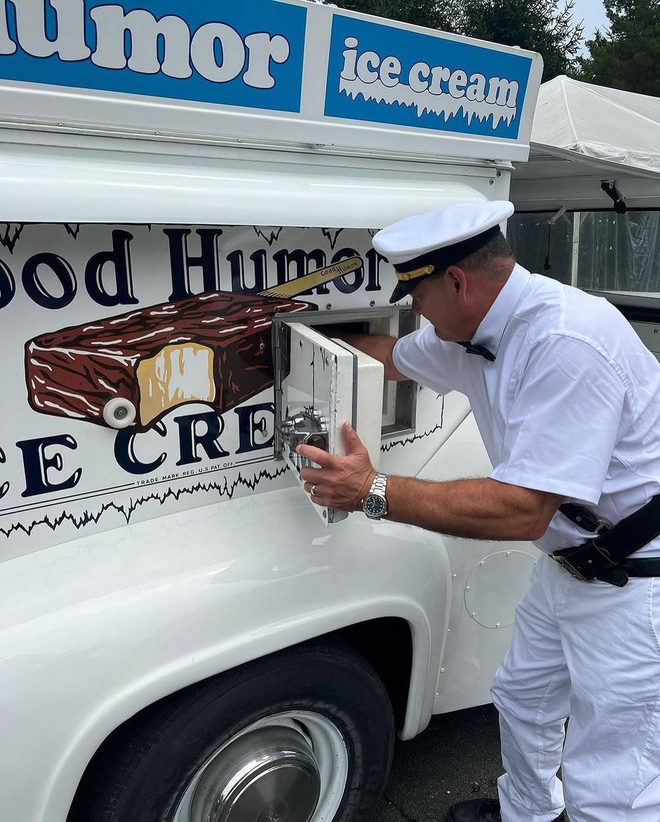 GoodHumor's tweet image. New year, same love for Good Humor. Who remembers running to the ice cream truck for their favorite bar? 🍦💨 Share your sweetest Good Humor memory below and who knows what might happen!