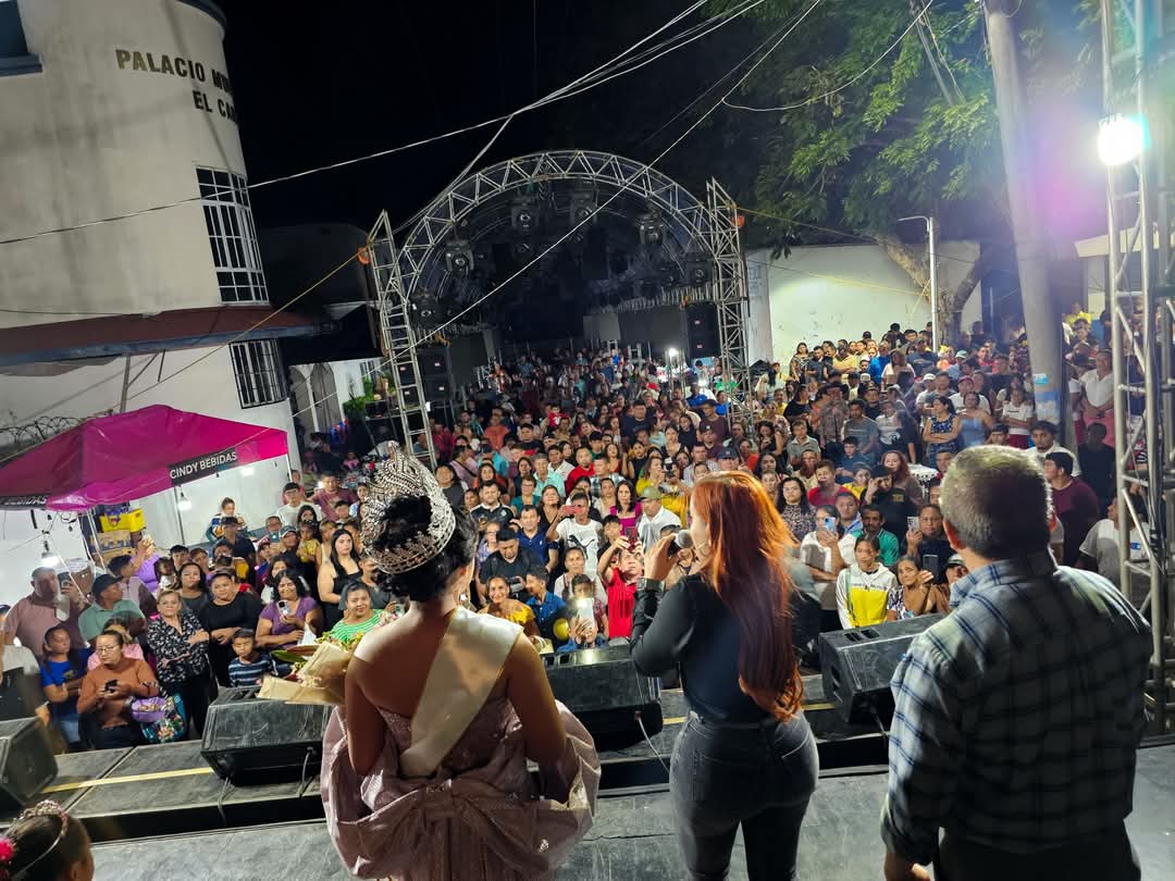 En celebración a las fiestas titulares del distrito de El Carmen, en La Unión Sur, nuestra alcaldesa <a href="/Victoriag_sv/">Victoria Gutiérrez Salmerón</a> coronó a la nueeva reina y compartió un momento alegre con todas las familias asistentes. 👑✨🥳
