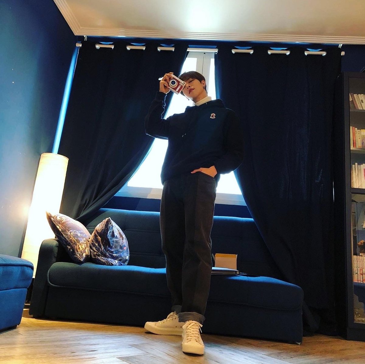 RAVNRchiVeMomen's tweet photo. Sweet Moment with @pls9ravn #RAVN 
#RVCOLLECTIONS

Ravn has a lot of artistic talent.

#RV #레이븐 #김영조 #レイブン. https://t.co/w8E5f7Y9bb