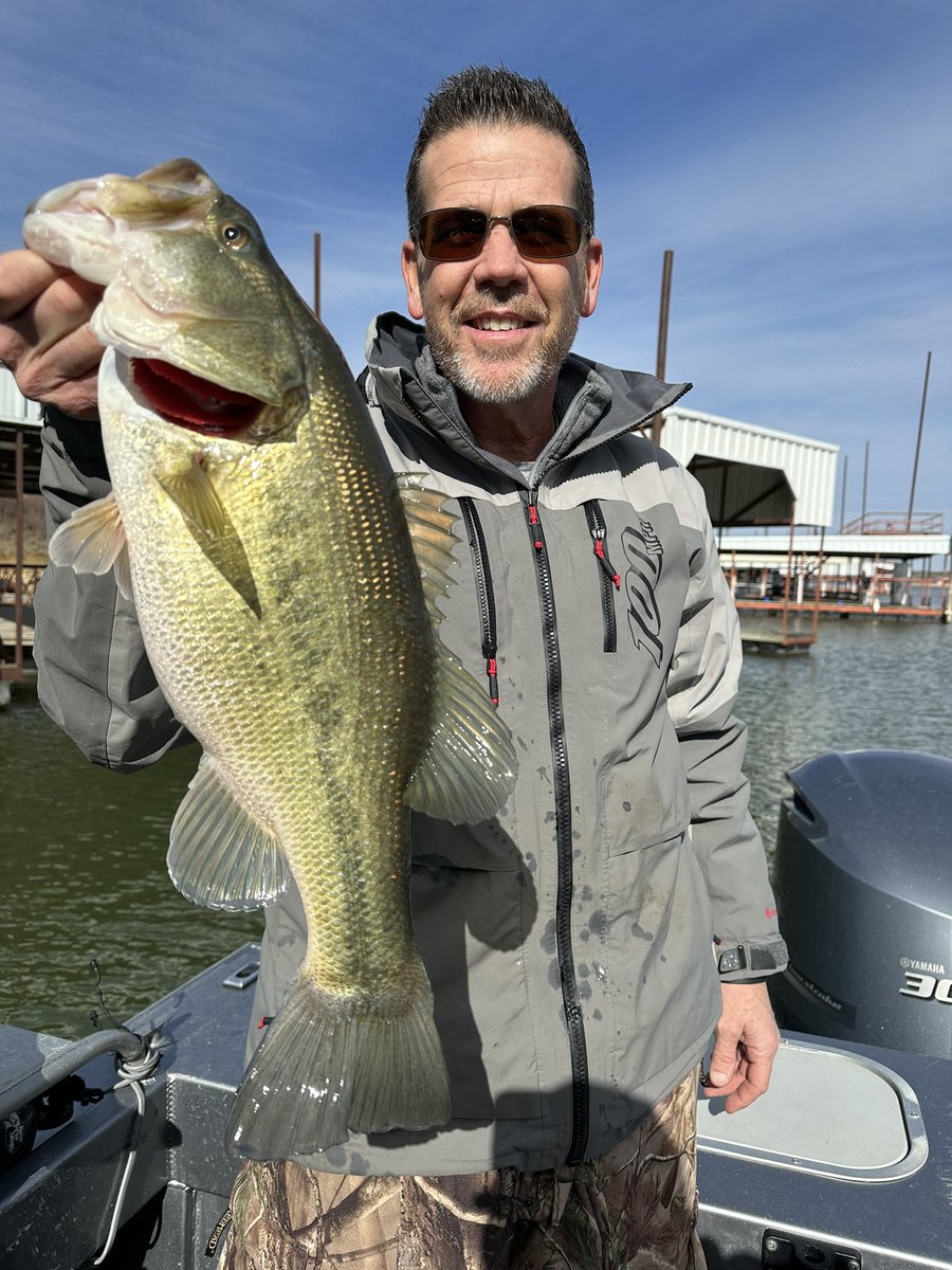 33 Degrees F and 25 mph winds means no lines at the boat ramp!! #texoma