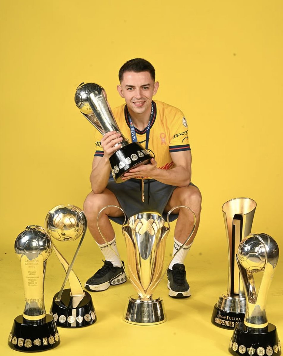 InvictosSomos's tweet photo. Cuando Solari lo trajo, nadie se imaginó que se convertiría en lo que es hoy en día. La claridad y el criterio de un equipo de época. El mejor intérprete del tricampeón de la Liga MX. El cerebro del Club América de México. DON ÁLVARO FIDALGO.