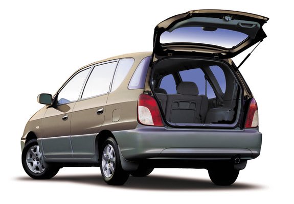 Nay kể về chiếc ô tô đầu tiên tui mua nhen. Năm 1999, hãng Kia ra đời chiếc Caren, còn gọi là nữ hoàng đít xệ. Tui coi trên tạp chí của nước ngoài, thấy đẹp nên khi mua thì quyết định mua chiếc này. Lúc đó Kia họ chưa có nhà phân phối ở VN, tui phải nhờ 1