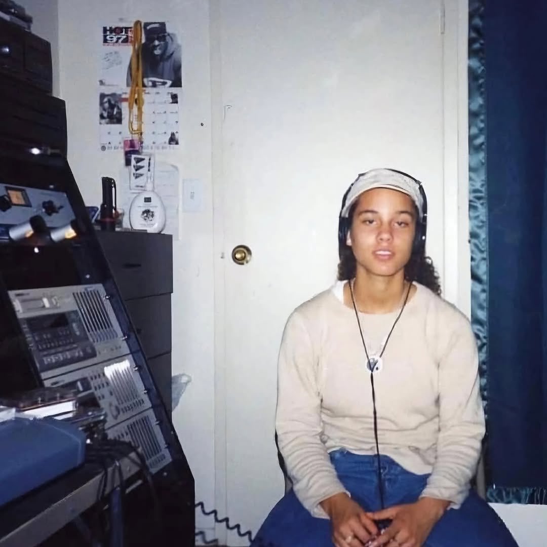 FemmeItForward's tweet photo. Happy Birthday to the one + only @aliciakeys From the music that's become the soundtrack to our lives, to the way she moves through the world with grace + authenticity - today we celebrate her and all the ways she continues to inspire and elevate us!

✨#FemmeitForward✨ https://t.co/mFcICjNt1H