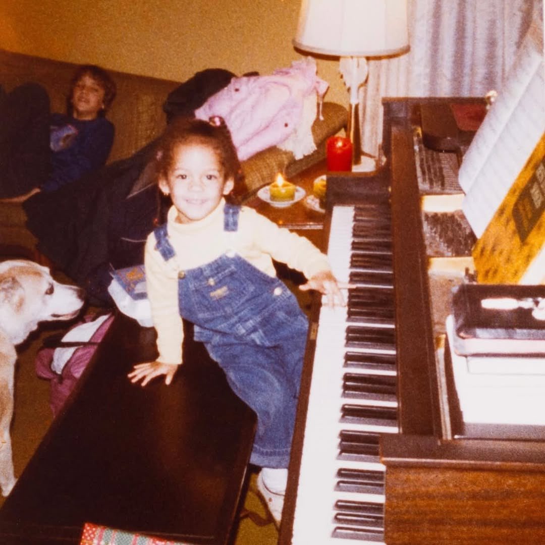 FemmeItForward's tweet photo. Happy Birthday to the one + only @aliciakeys From the music that's become the soundtrack to our lives, to the way she moves through the world with grace + authenticity - today we celebrate her and all the ways she continues to inspire and elevate us!

✨#FemmeitForward✨ https://t.co/mFcICjNt1H