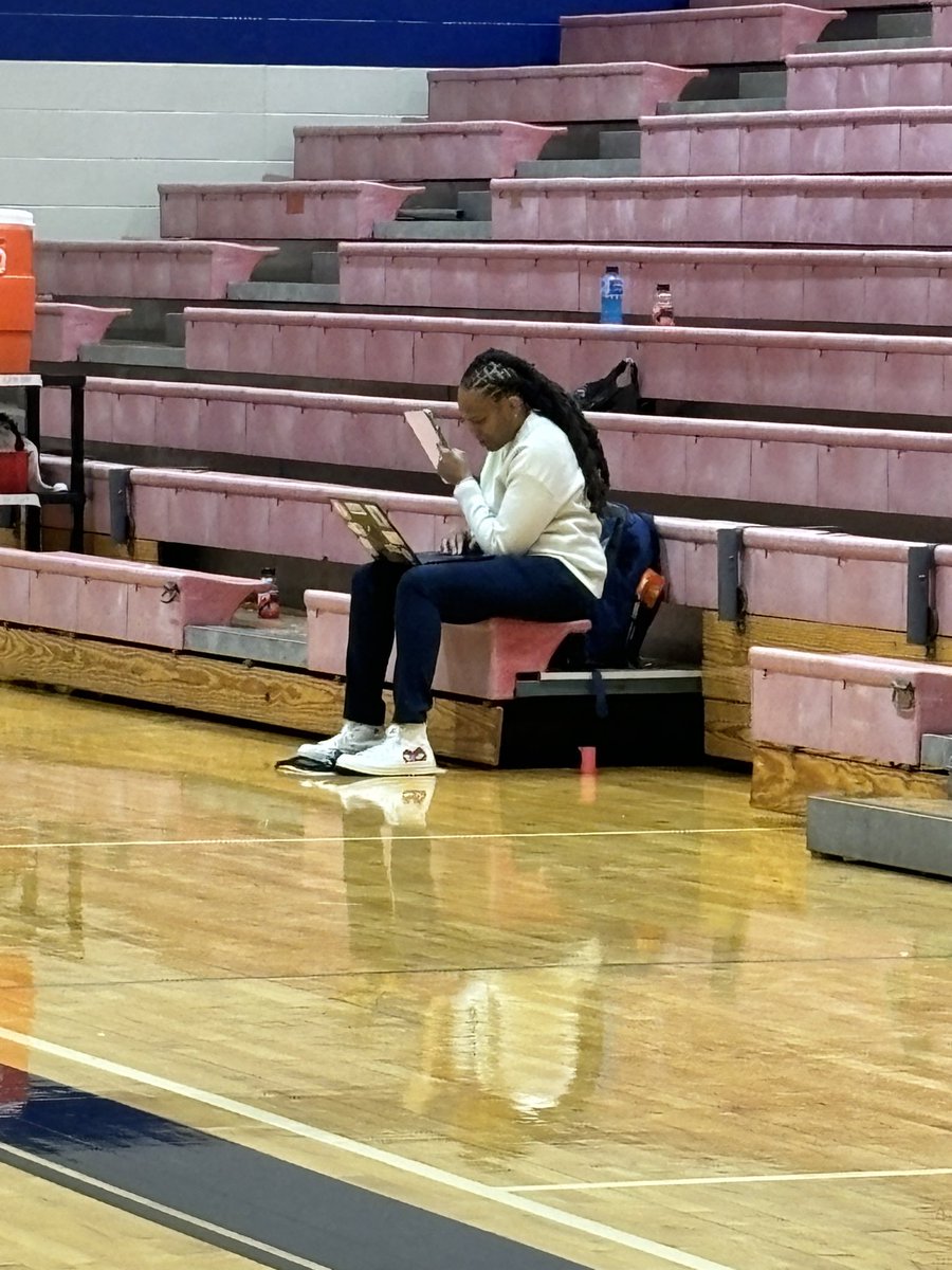 CoachTee10's tweet image. Anyone hiring for a professional statistician? Because she’s on it! 📊 #NumbersDontLie #StatPro