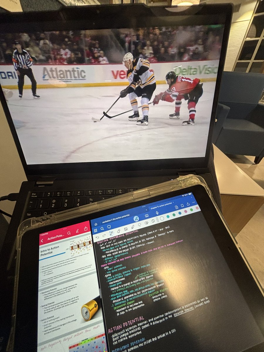 LETSGODEV1LS's tweet photo. “omg i have so much fun in college!” 
my average saturday night: https://t.co/QQTr1QUhQx