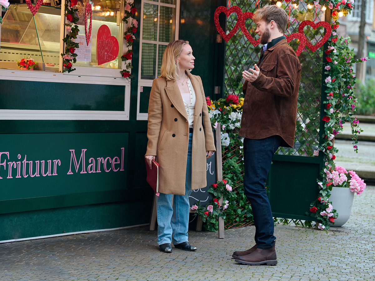 hallmarkchannel's tweet photo. Does Alexander really want to help Abby with her jewelry designs, or is he spying for his dad? ๐
Just 30 minutes until #ThePerfectSetting premieres! ๐ #LaciJMailey @DavidElsendoorn #Chessies https://t.co/aKFrDK4ECe