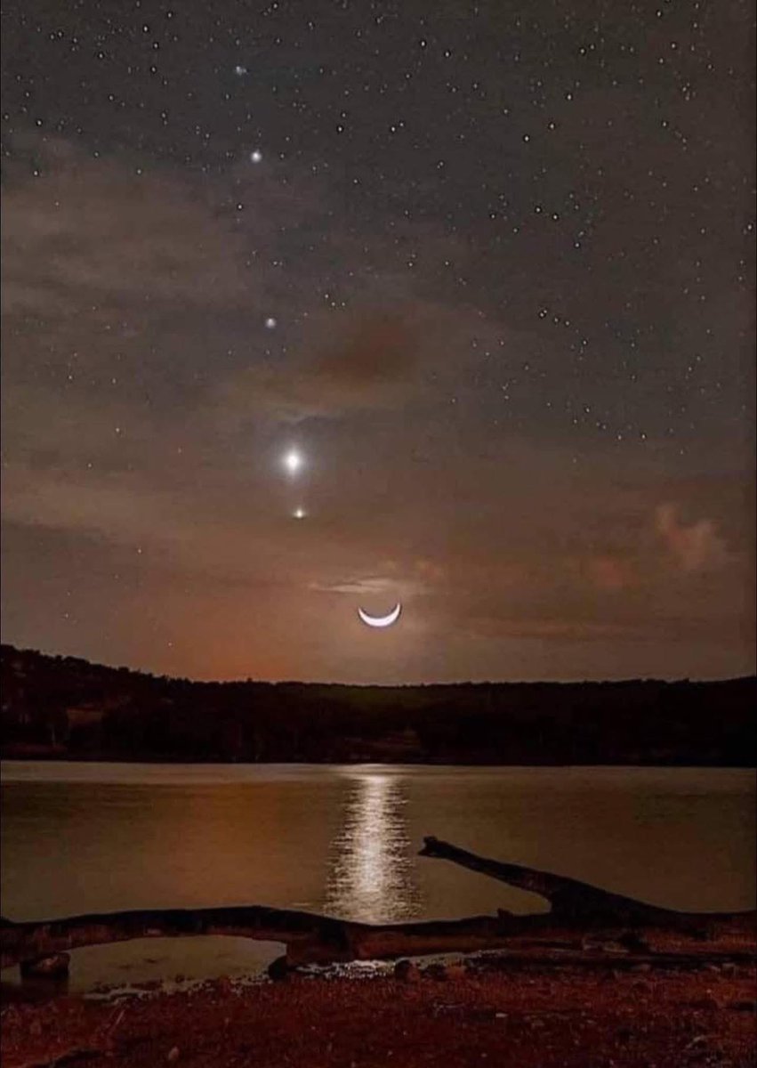 mywayTurkey's tweet photo. Görülmeye değer muhteşem bir manzara! Satürn, Mars, Venüs, Jüpiter ve hilal ay, güneş doğmadan hemen önce.☀️

 📸 Ren Theelen

#gezegenler 
 #GezegenHizalanması https://t.co/UdR4tv1PPK